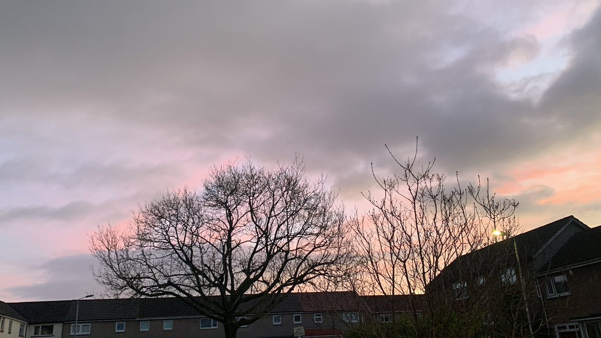 IonisedSkyWatch's tweet photo. Good morning Tweeters of Twitter 👋
More social conditioning and #MindFuckery from my “Pink” background weather app just to match the #Lithium pink with meandering #GlobalistGrey shitlet skyline over Kirky this morning 🤔🤨 #Geoengineering is happening from the get go today🧐🤡🌍 https://t.co/hyNZ0Dn3N7