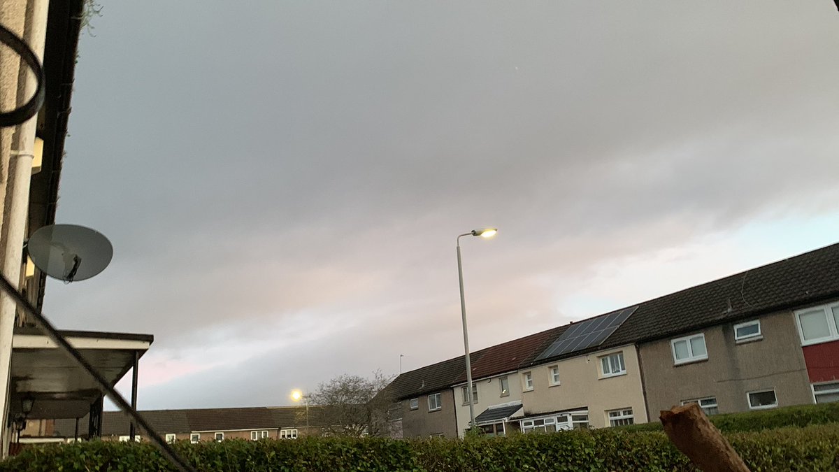 IonisedSkyWatch's tweet photo. Good morning Tweeters of Twitter 👋
More social conditioning and #MindFuckery from my “Pink” background weather app just to match the #Lithium pink with meandering #GlobalistGrey shitlet skyline over Kirky this morning 🤔🤨 #Geoengineering is happening from the get go today🧐🤡🌍 https://t.co/hyNZ0Dn3N7