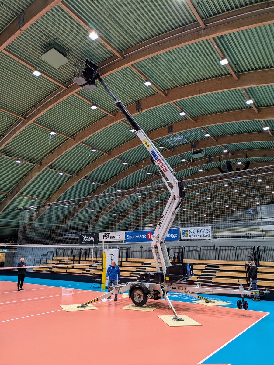 #Tromsøhallen lekker. Høres kanskje ut som en punklåt fra 90-tallet, men det er det ikke. Stor takk til blant annet X-Tra Service AS som bidrar til å redde gjennomføringen av dagens volleyballkamper i #Mizunoligaen og 1. divisjon! #Tromsø #Norway #BKTromsø #volleyball