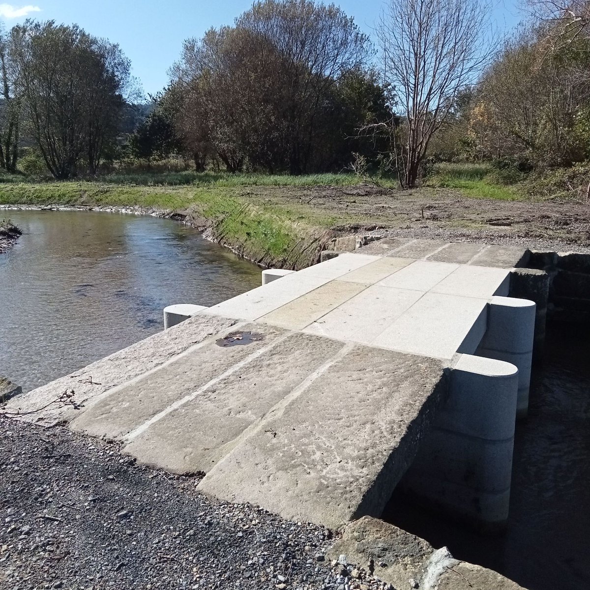 MAmbienteXunta's tweet image. 💧 A área do río Louro entre a estrada PO-548 e a liña do ferrocarril, no concello de Valga, está máis preparada ante o risco de inundación

🚧 O investimento de 380.000€ de Augas de Galicia, cofinanciado con fondos Feder, permitiu elevar a capacidade hidráulica da canle fluvial