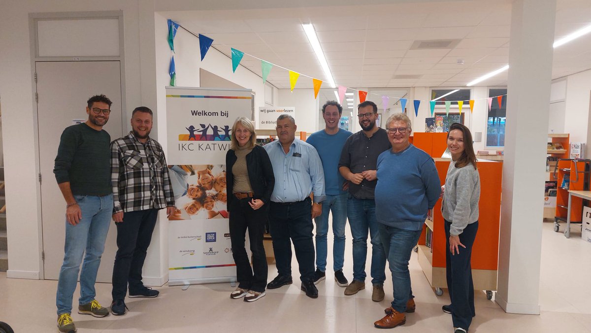 sgpkatwijk's tweet photo. Gisteren waren Jan van Dam en Dirk Remmelzwaal op werkbezoek bij het Integraal Kind Centrum Katwijk aan de Van Lierestraat. 
Prachtige nieuwbouw waarin de Daltonschool, de Windvang, Sportbedrijf Katwijk, Cardea en KOK kinderopvang samenwerken en elkaar versterken. 1/2 https://t.co/nQEPQ5FYwt