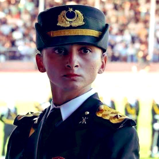 Bir bakışıyla ödlerini kopardı bütün vatan hainlerinin.