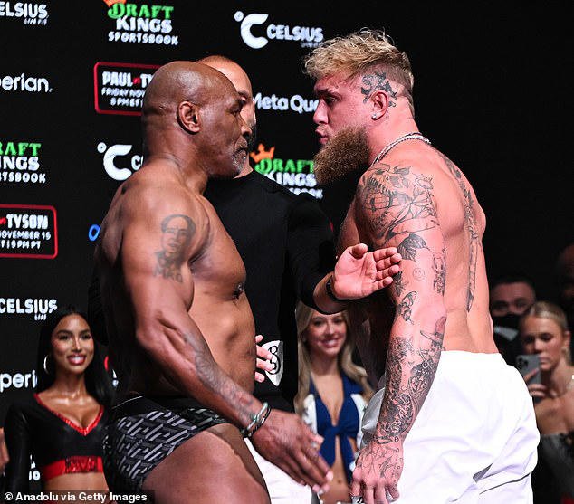 FaktaBukanAuta's tweet photo. Tahukah anda pandai @jakepaul buat duit.

Company MVP yg kerjasama dgn Netflix utk siarkan pertarungan ini adalah milik Jake Paul sendiri.

Trash talking, penampar jepun, sebelum game mula tu gimik utk tambah perisa.

Hasilnya stadium penuh dgn 80,000 tiket habis dijual.

Tiket biasa harga mencecah $2,000.

Tiket VIP berharga $5,000 hingga $20,000.

Suka atau tak suka kita pada Jake, sebenarnya Jake dah bantu Mike jana income.

Khabarnya Mike ada masalah kewangan yg serius, termasuk masalah kesihatan, dan utk pertarungan ini dia dibayar -

🔴 USD $20 juta @ hampir RM90 juta.