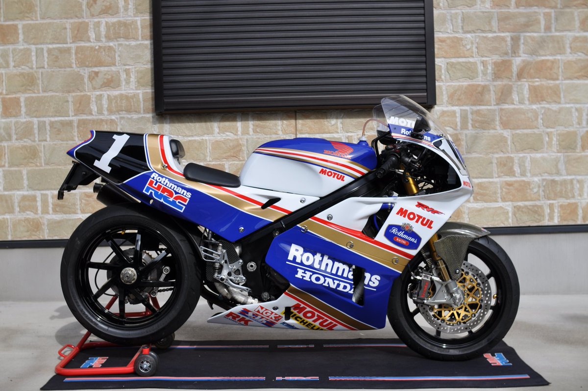 speedtricker's tweet image. 念願のロスマンズカラー！
しかも実在した1990年にル・マンで優勝したRVF750のロスマンズです！
完成再現では有りませんが、非常に満足しております。
あっ…カストロールの外装も取って有ります(笑)
#RC30 #VFR750R #ロスマンズ #Rothmans