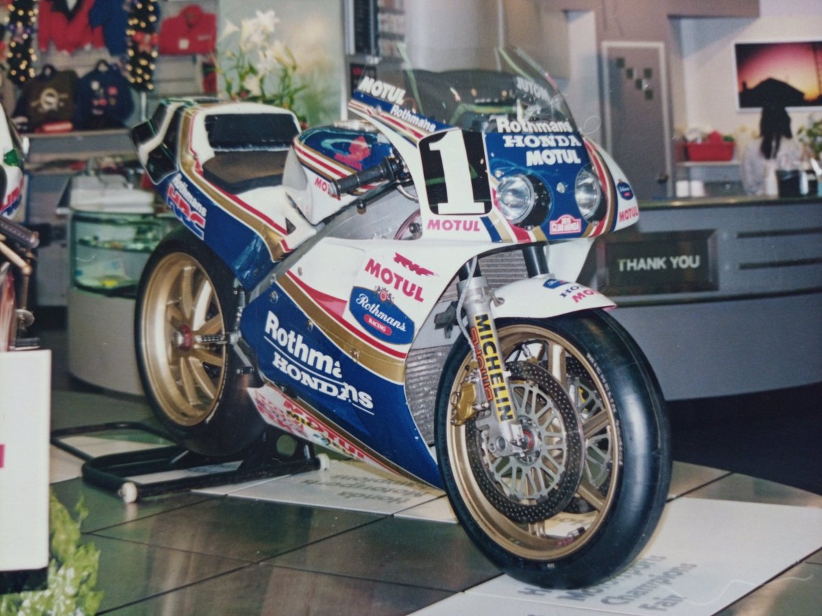 speedtricker's tweet image. 念願のロスマンズカラー！
しかも実在した1990年にル・マンで優勝したRVF750のロスマンズです！
完成再現では有りませんが、非常に満足しております。
あっ…カストロールの外装も取って有ります(笑)
#RC30 #VFR750R #ロスマンズ #Rothmans