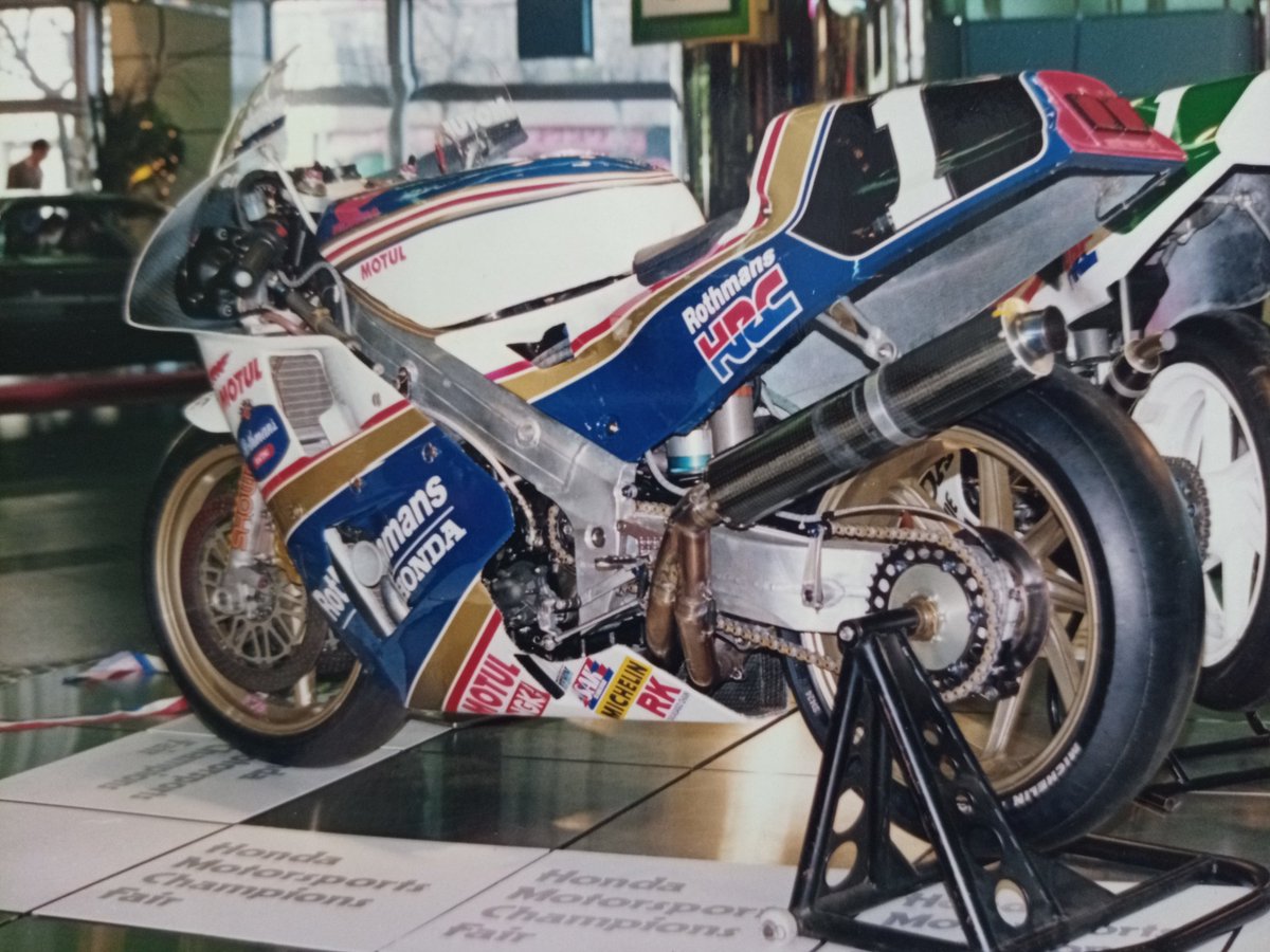 speedtricker's tweet image. 念願のロスマンズカラー！
しかも実在した1990年にル・マンで優勝したRVF750のロスマンズです！
完成再現では有りませんが、非常に満足しております。
あっ…カストロールの外装も取って有ります(笑)
#RC30 #VFR750R #ロスマンズ #Rothmans