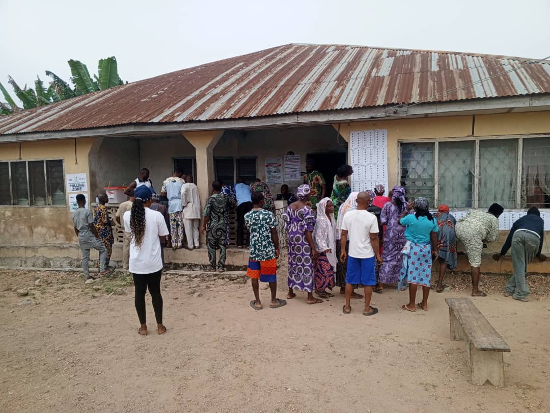 DEANinitiative's tweet photo. Some polling units have commenced while some haven't due to inhospitality of voters towards the INEC officials. Some voters are being induced to vote a particular party.
Voters integrity is not guaranteed.
#iPledge2Vote https://t.co/F9YI1oNVJg