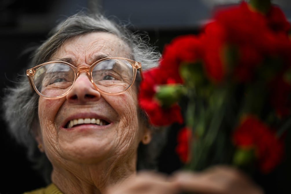 Patrycia Centeno (@politicaymoda) on Twitter photo Murió Celeste Caeiro, la mujer que colocó una flor en el fusil de un militar dando nombre a la Revolución de los Claveles.
Más flores y menos capullos🌹 Murió Celeste Caeiro, la mujer que colocó una flor en el fusil de un militar dando nombre a la Revolución de los Claveles.
Más flores y menos capullos🌹