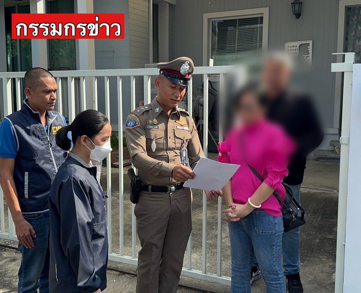 sorrayuth9111's tweet photo. ตำรวจกองปราบ นำกำลัง พร้อมหมายศาล  บุกจับ ‘กฤษอนงค์’ ที่บ้านพักญาติลำลูกกา เจ้าตัวเครียด ตำรวจเตรียมแถลงรายละเอียดการจับกุมในวันนี้

วันที่ 16 พ.ย.67 เมื่อเวลา 14.00 น. ที่บ้านพักย่านลำลูกกา ตำรวจกองบังคับการปราบปราม กว่า 10 นาย ทั้งในและนอกเครื่องแบบ พร้อมรถยนต์ 5 คันได้นำหมายจับของศาลอาญาคดีทุจริตและประพฤติมิชอบกลาง และหมายค้นของศาลธัญบุรี จังหวัดปทุมธานี เข้ามายังบริเวณบ้านพักของนางสาวกฤษอนงค์ สุวรรณวงศ์  

เมื่อมาถึงตำรวจได้แสดงหมายค้น และอ่านหมายจับ ให้นางสาวกฤษอนงค์ ที่เดินออกมารับด้วยเสื้อสีบานเย็น กางเกงยีนส์ ออกมารับหมายและฟังหมาย ด้วยสีหน้าที่เคร่งเครียดอย่างเห็นได้ชัด 

เจ้าหน้าที่ได้ชี้แจงหมายจับและรายละเอียดให้รับทราบ  จากนั้นตำรวจได้ขอความร่วมมือ จากสื่อมวลชนไม่ให้บันทึกภาพ และแจ้งว่าผู้บังคับบัญชาจะแถลงรายละเอียดให้ทราบพร้อมกัน 

จากนั้นเจ้าหน้าที่รักษาความปลอดภัยของหมู่บ้านได้มาขอความร่วมมือไม่ให้บันทึกภาพ และขณะนี้ตำรวจอยู่ระหว่างพานางสาวกฤษอนงค์ตรวจค้นบ้าน 

ขณะที่ตำรวจกองปราบอีกชุดหนึ่งได้นำกำลัง กว่า 10 นาย เข้าไปตรวจค้นภายในบริเวณบ้านบริเวณบ้านที่ลาดพร้าว เพื่อหาพยานหลักฐานเพิ่มเติมด้วยเช่นกัน