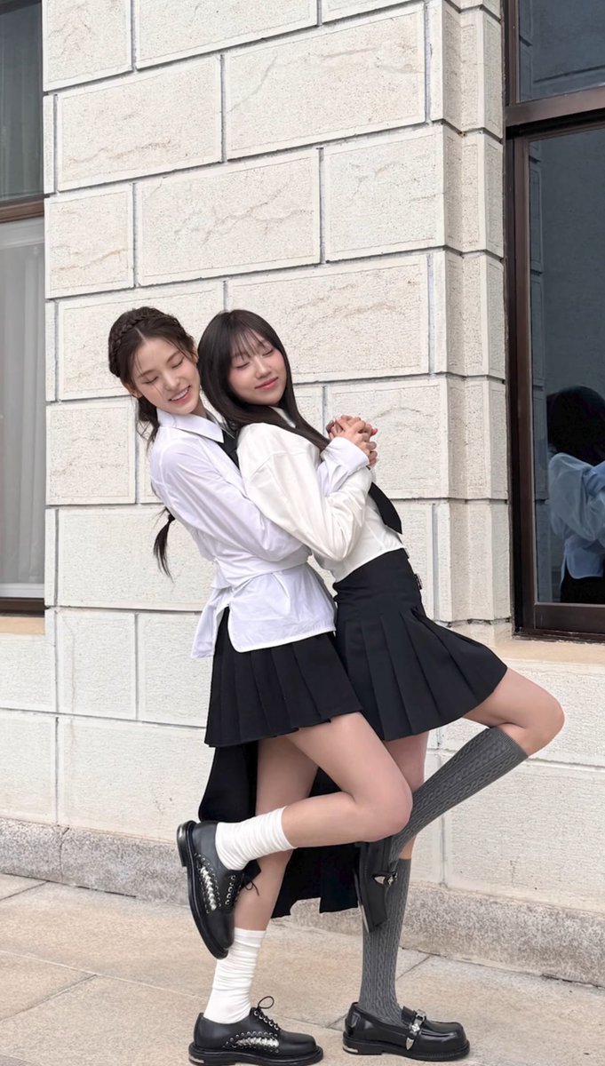 mai files tweet media