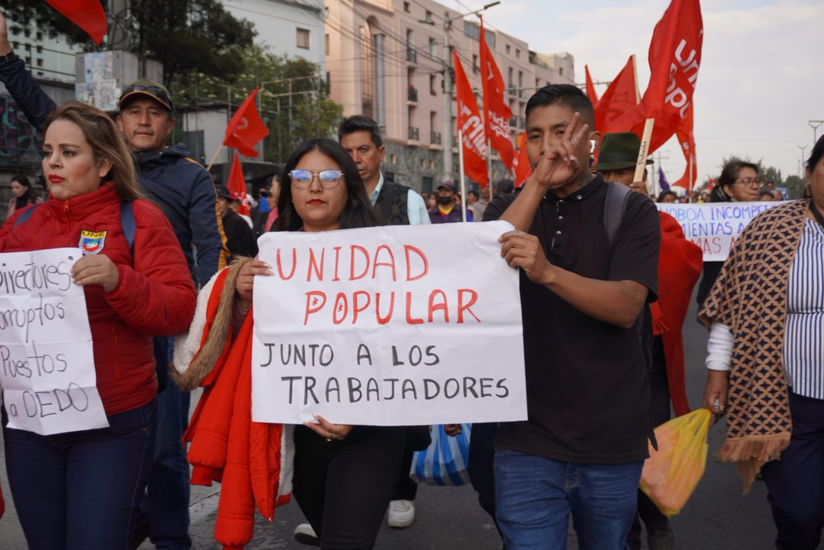 UnidadPopularE's tweet photo. El pueblo #EnciendeLasCalles y grita #Fuera @DanielNoboaOk #SinLuz #SinTrabajo #SinPlata el pueblo sigue en la lucha. #SomosUnidadPopular #SomosPueblo https://t.co/3NCyM4EVVj