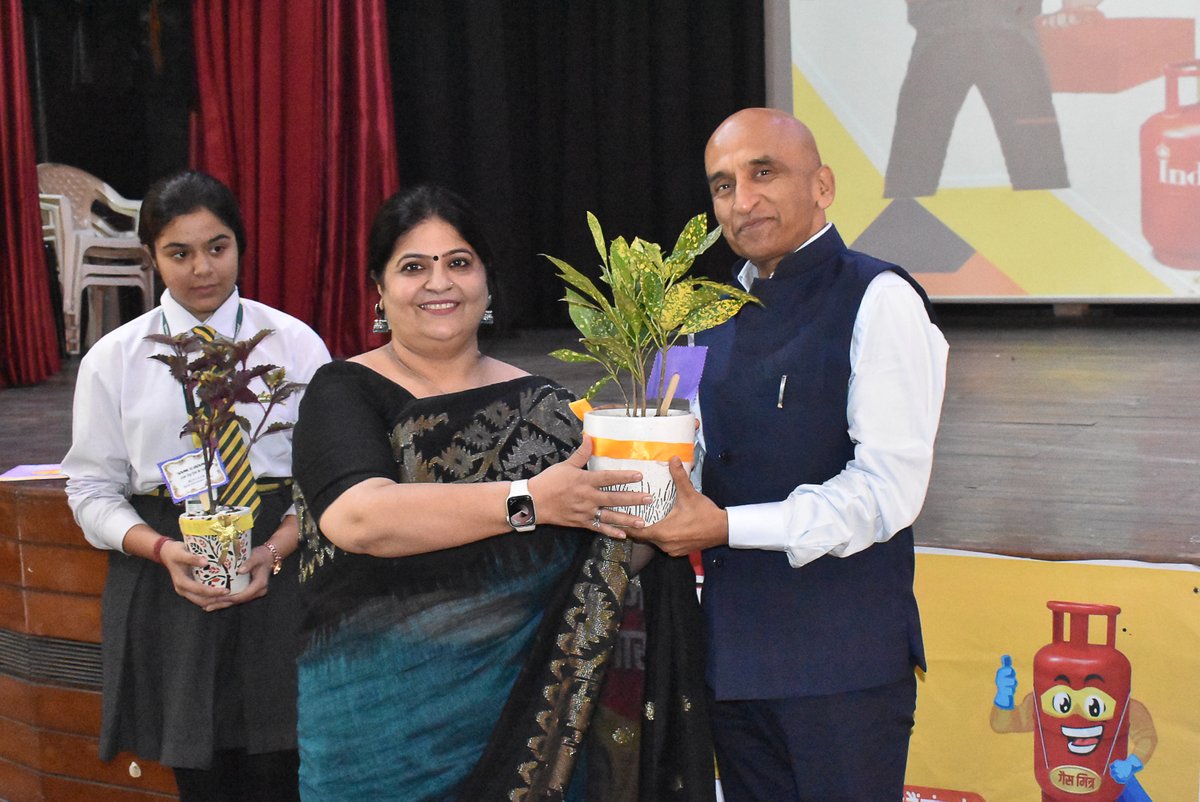 dppschool_se's tweet image. #createawareness #LPGusageandsafety #IOCLandTheHindu #PaintingCompetition #SafetyTalk #DPPS_SE. #ManojGupta  #AbhishekSharma  #JPPandey #PaintingCompetitionOnLPGSafety #NobleInitiative #ShSanjayArora #CPDelhi #Talentandcreativity #atmadesh #Dependra_Pathak #rubymalhotra