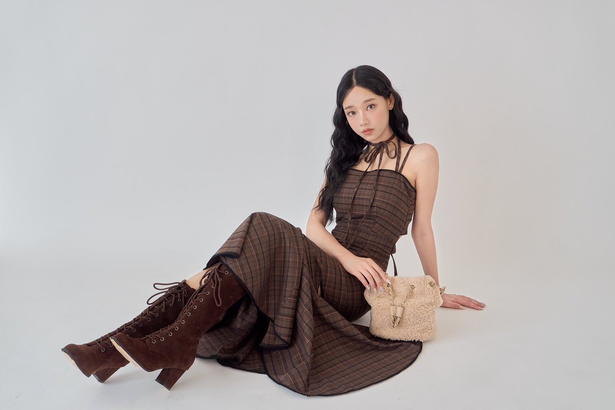 YILON_official's tweet photo. 本日21:00から再販売のアイテム。
【 Cutout check op 】
大胆なカットアウトがポイントのキャミワンピース。
秋冬定番のチェック生地を使用しました。
ウエストのくびれと裾の広がりのバランスにこだわり、スタイルアップも叶うワンピースです。
#YILON #チェックワンピース https://t.co/lwfRRKOf07