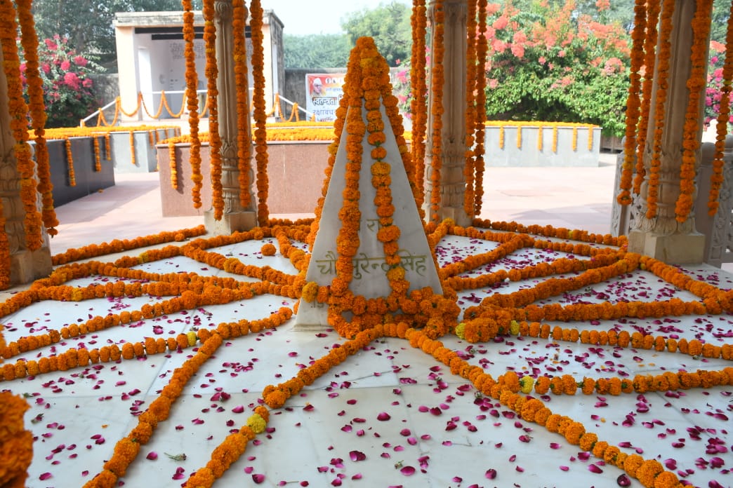 officekiran's tweet photo. गोलागढ़ में हरियाणा के विकास पुरुष चौधरी बंसीलाल जी एवं किसानों के सच्चे सेवक चौधरी सुरेंद्र सिंह जी की समाधि स्थल पहुंचकर श्रद्धा सुमन अर्पित किए और विनम्र नमन किया। https://t.co/v9QBFvIhx4