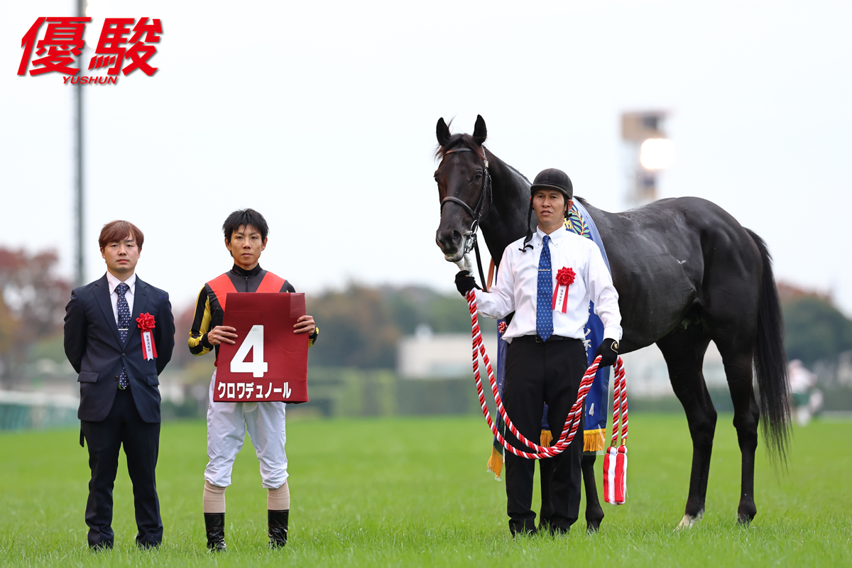 YUSHUN_Magazine's tweet image. 第29回 #東京スポーツ杯２歳Ｓ は #北村友一 騎手騎乗の #クロワデュノール が３番手から力強く抜け出し、逃げたサトノシャイニングに3/4馬身差を付けました。
勝ちタイムは１分46秒８、上り３ハロン33秒３(良馬場)。
通算成績２戦２勝。
父はキタサンブラック、母は英オークス２着馬ライジングクロス