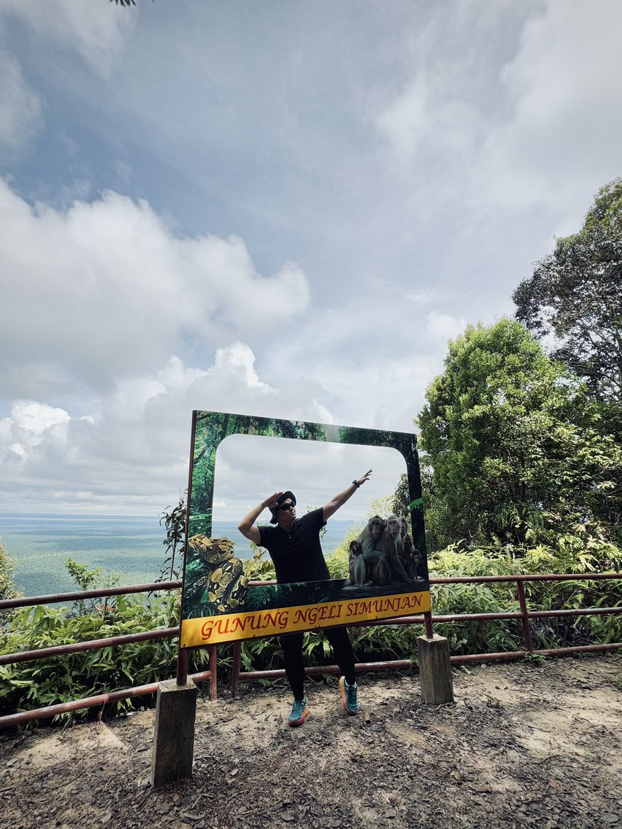 JrMathewKK's tweet photo. Weekends are like the treat you wait for all day that just melts in your mouth in seconds.. Sweet ! But gone too soon ! HUH ! 😮‍💨

📍 Gunung Ngeli Simunjan 
📆 : 16112024 

#gunungngelisimunjan 
#simunjan 
#sarawak 
#hiking https://t.co/MSmGk6Kly4