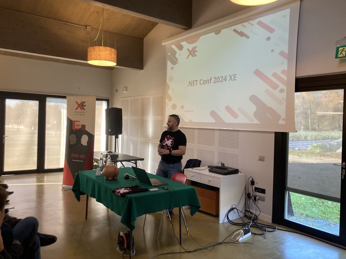 dmorosinotto's tweet photo. Let’s we start @xedotnet .NET Conf 2024 with a room very crowd - #devfriends 🇮🇹❤️#community https://t.co/dcJaj7QXlu