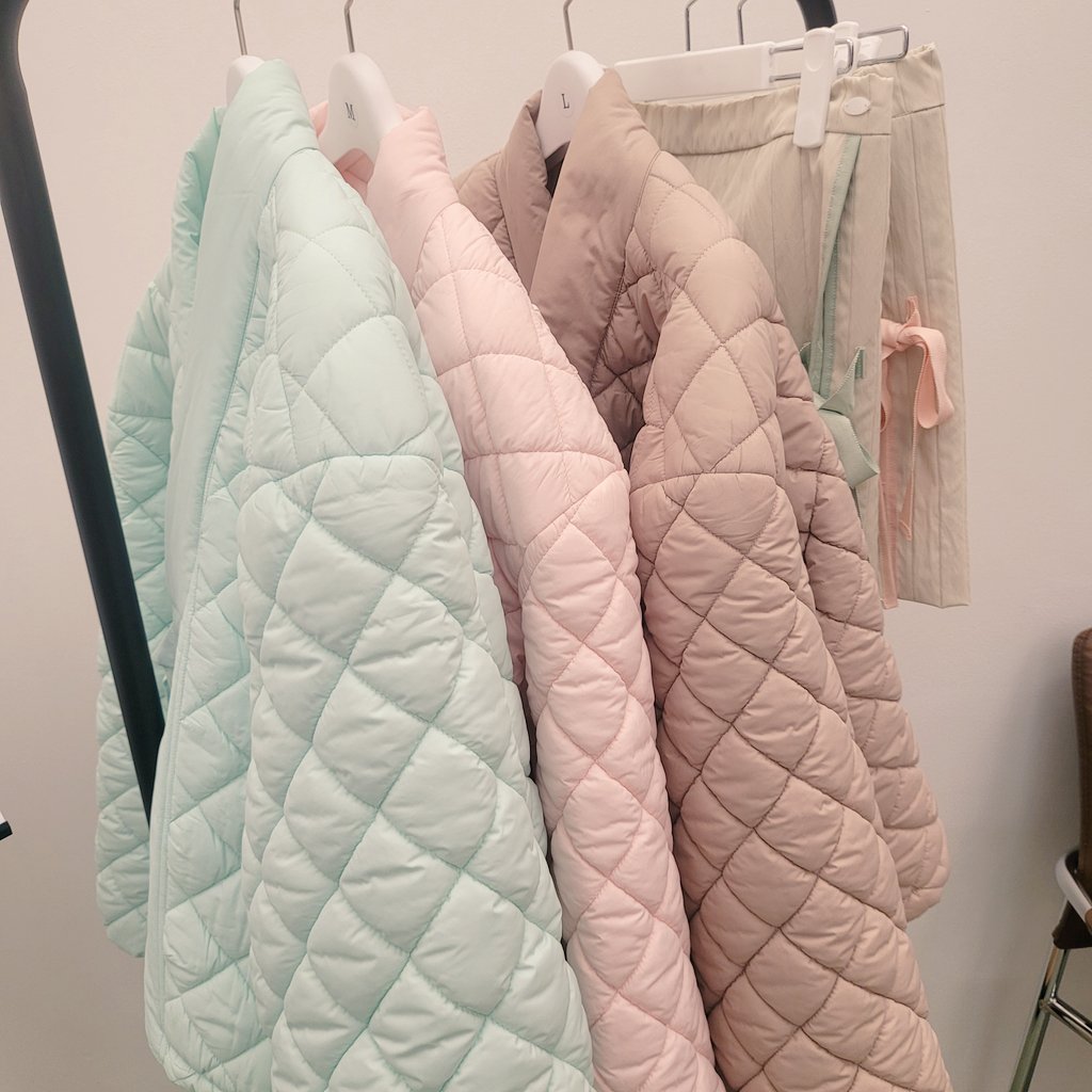 교집합 X 레일브 작가 초대전 
시그니처 다녀왔다리 🥰
여기서부터 여기까지 주세용 하고 다 사버린 나란....사람.. 흫..
펀딩중인 패딩도 넘흐옙흐네요...
내지갑 우짜지?!