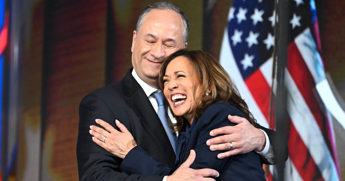 AuthorJoeNBrown's tweet photo. @AHaschi I believe all sane Americans need a big hug 🫂 like this. #HugMore because you won’t see it in the next administration. 

#KamalaHugs #ObamaLove #BidenHugs #EmhoffHugs #hugehug  #huggywuggy #huggygoodsmile https://t.co/YxPbBGtIoh