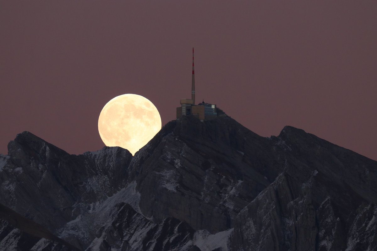 meteoschweiz's tweet photo. Für alle, die den #Vollmond verpasst haben - unser Kollege hat ihn für Sie eingefangen. Auch kommende Nacht haben Sie noch die Möglichkeit, die #Sterne und den #Mond zu bestaunen, danach wird es wieder bewölkter. https://t.co/kmzNsBt9cC