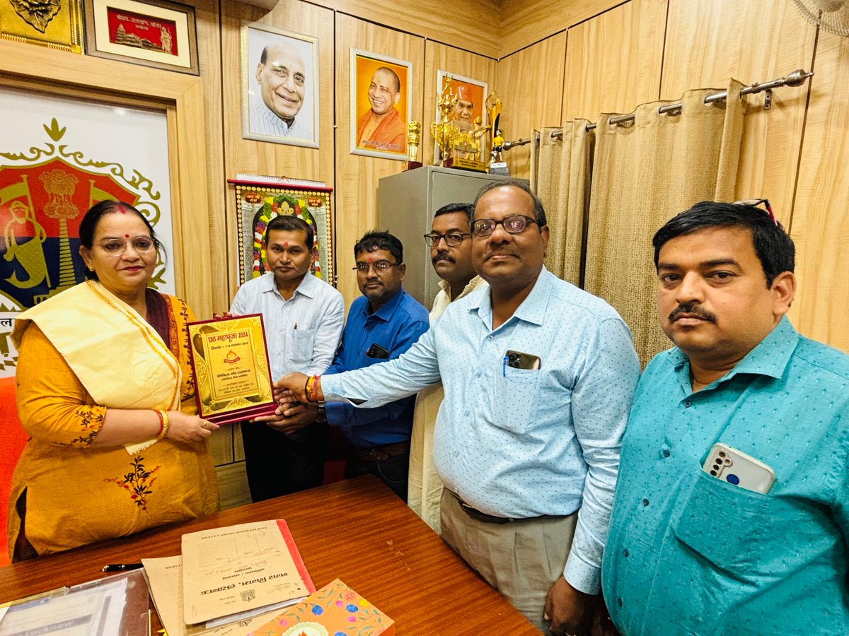 माननीया महापौर,लखनऊ नगर निगम को सम्मानित करते मिमल टीम