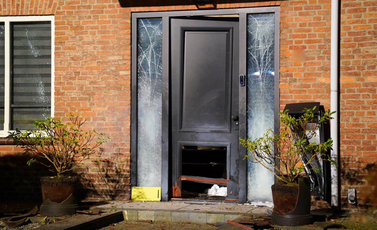 Explosie in woning Nieuwkuijk laat bewoonster zwaargewond achter