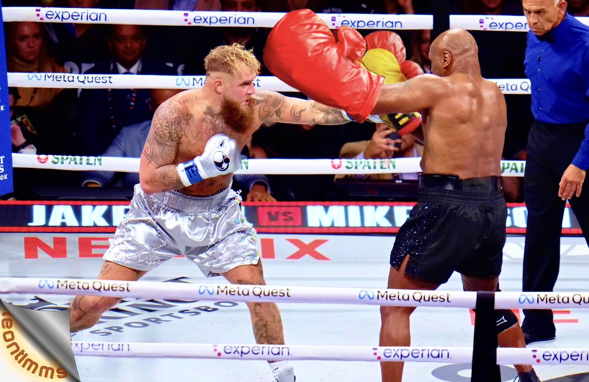 LeonBiggs's tweet photo. @TonyBellew @MikeTyson’s gloves certainly appeared on the large side….did Toys R Us supply them! #tysonvpaul @EddieHearn @FrankWarren https://t.co/ri5K4vin7t