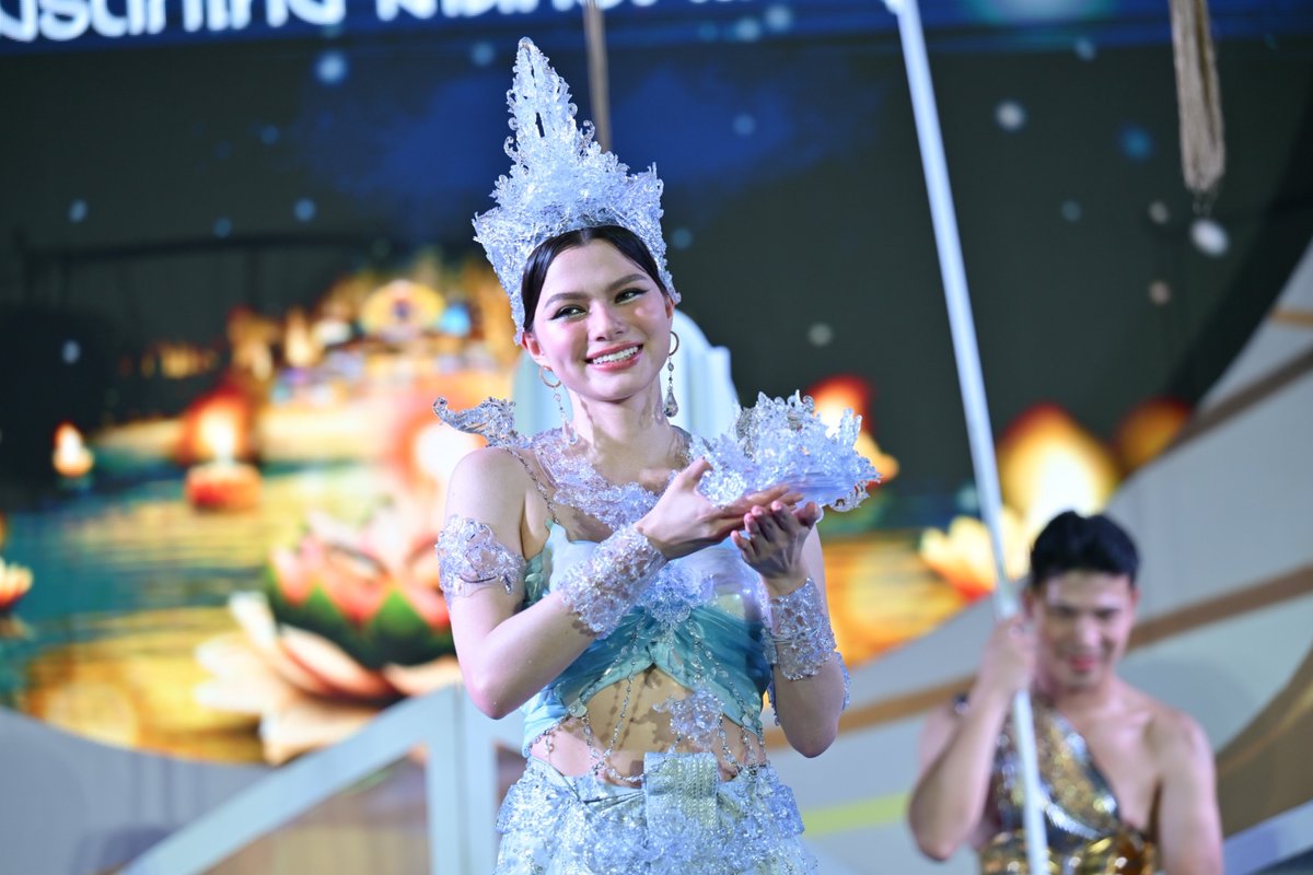 taimtaim21's tweet photo. “เบ็คกี้  รีเบคก้า” สวยสง่าจับตา! ในชุดไทยประยุกต์สุดอลังการ ร่วมงานลอยกระทงสุดยิ่งใหญ่ที่ไอคอนสยาม
#เบ็คกี้รีเบคก้า
#THAICONICLoyKrathong
#ICONSIAM #LoyKrathong
#ลอยกระทง #ลอยกระทง2567 https://t.co/GaBLdjtBuP