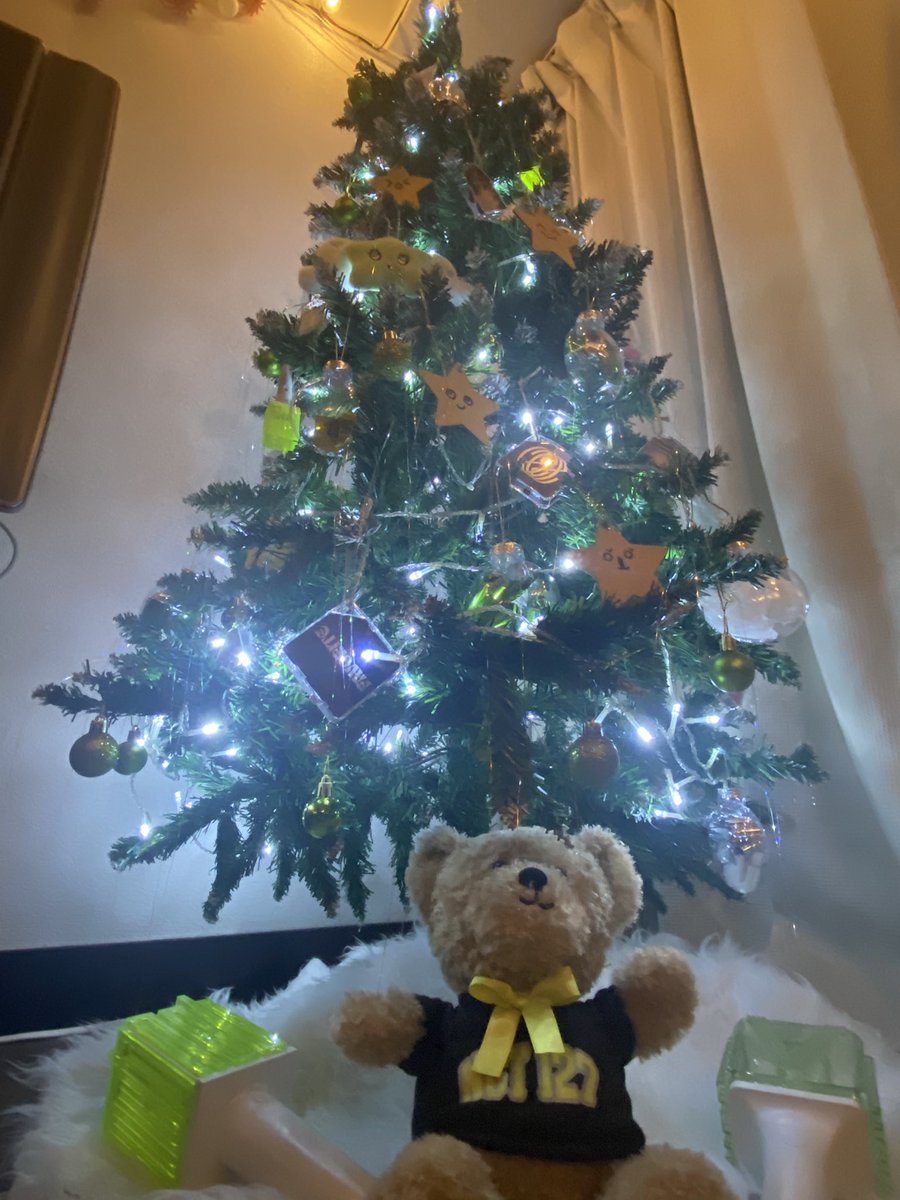 WaitingforYuta's tweet photo. Christmas with NCT 💚🎄 https://t.co/rPb2V2cBqX