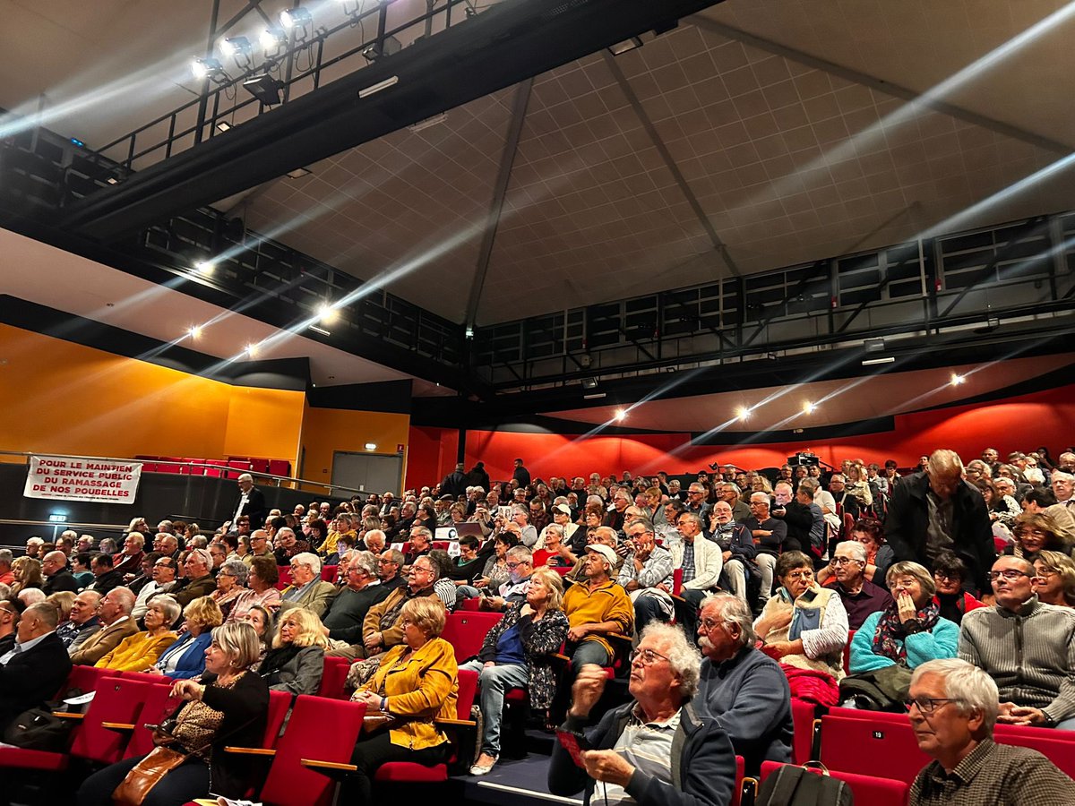 diaz_edwige's tweet photo. 🗑️ Fervente opposante à l’injuste réforme du #SMICVAL, j’ai participé à la réunion de mobilisation organisée par des associations, des citoyens et des élus qui n’ont pas l’intention de se résigner 💪🏻.
Je leur renouvelle tout mon soutien ! https://t.co/q8f8WsGEqg