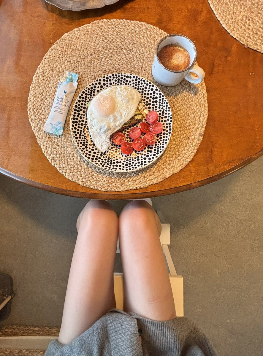 low carb toast with avocado, chia seeds, chilli flakes, salt and pepper, a whole egg, tomato’s, black coffee with cinnamon and collagen🎀
