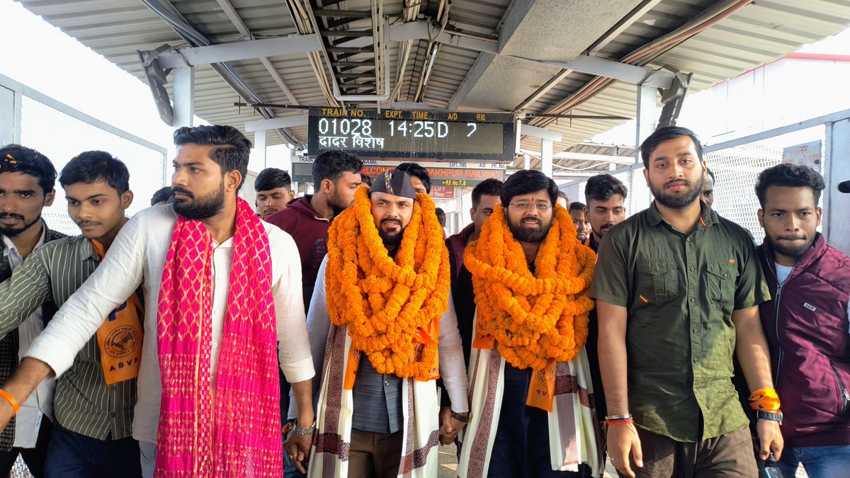 ABVPVoice's tweet photo. गुरु गोरक्षनाथ जी की नगरी गोरखपुर में आयोजित होने जा रहे अभाविप के 70वें राष्ट्रीय अधिवेशन के निमित्त राष्ट्रीय महामंत्री श्री @yagywalkya एवं सत्र 2024-25 हेतु नवनिर्वाचित राष्ट्रीय महामंत्री @DrVirendraSS का गोरखपुर आगमन पर स्थानीय कार्यकर्ताओं ने जोरदार स्वागत एवं अभिनंदन किया।
#70thABVPConf