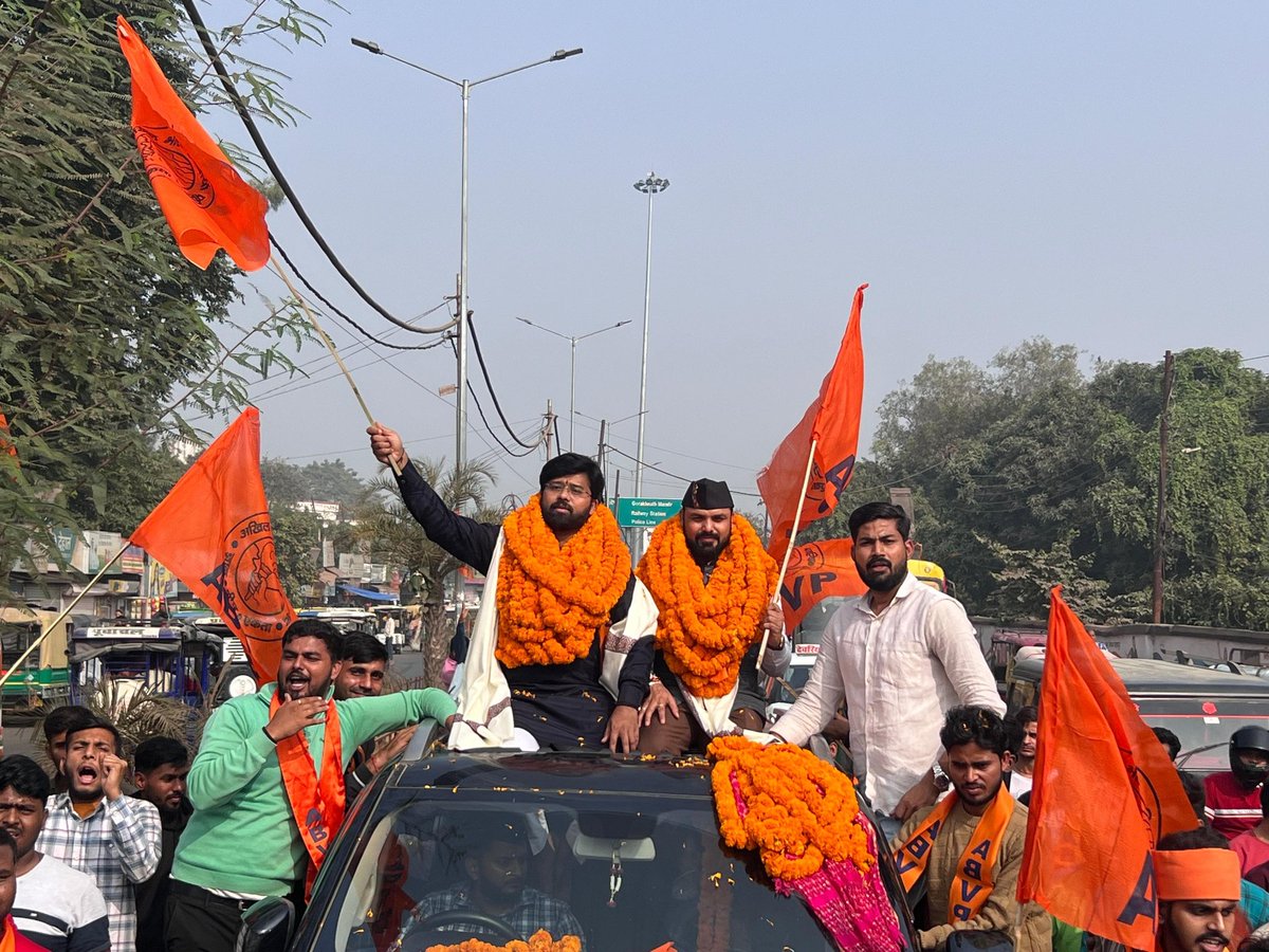 ABVPVoice's tweet photo. गुरु गोरक्षनाथ जी की नगरी गोरखपुर में आयोजित होने जा रहे अभाविप के 70वें राष्ट्रीय अधिवेशन के निमित्त राष्ट्रीय महामंत्री श्री @yagywalkya एवं सत्र 2024-25 हेतु नवनिर्वाचित राष्ट्रीय महामंत्री @DrVirendraSS का गोरखपुर आगमन पर स्थानीय कार्यकर्ताओं ने जोरदार स्वागत एवं अभिनंदन किया।
#70thABVPConf