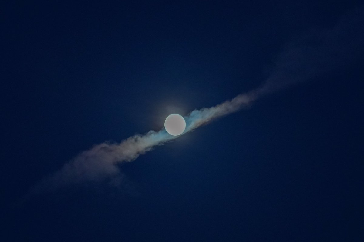 verorion85's tweet photo. Touchée en plein cœur 💘
Hier soir, la presque Pleine Lune a été traversée par une flèche géante …
Heureusement, c’était une flèche en nuage 😮‍💨 
😜
#lune #nuage #ciel #moon #FullMoon #sky #SonyAlpha https://t.co/iboX8cnlo7