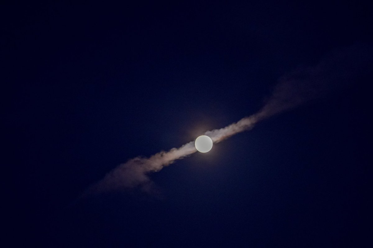 verorion85's tweet photo. Touchée en plein cœur 💘
Hier soir, la presque Pleine Lune a été traversée par une flèche géante …
Heureusement, c’était une flèche en nuage 😮‍💨 
😜
#lune #nuage #ciel #moon #FullMoon #sky #SonyAlpha https://t.co/iboX8cnlo7