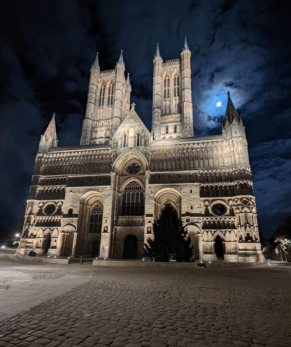 PhillMunn's tweet photo. The Cathedral looked lovely last night against the Beaver Moonlit sky.

#lovelincoln #lincolncathedral #nightphotography https://t.co/dKZa3S2a8Y