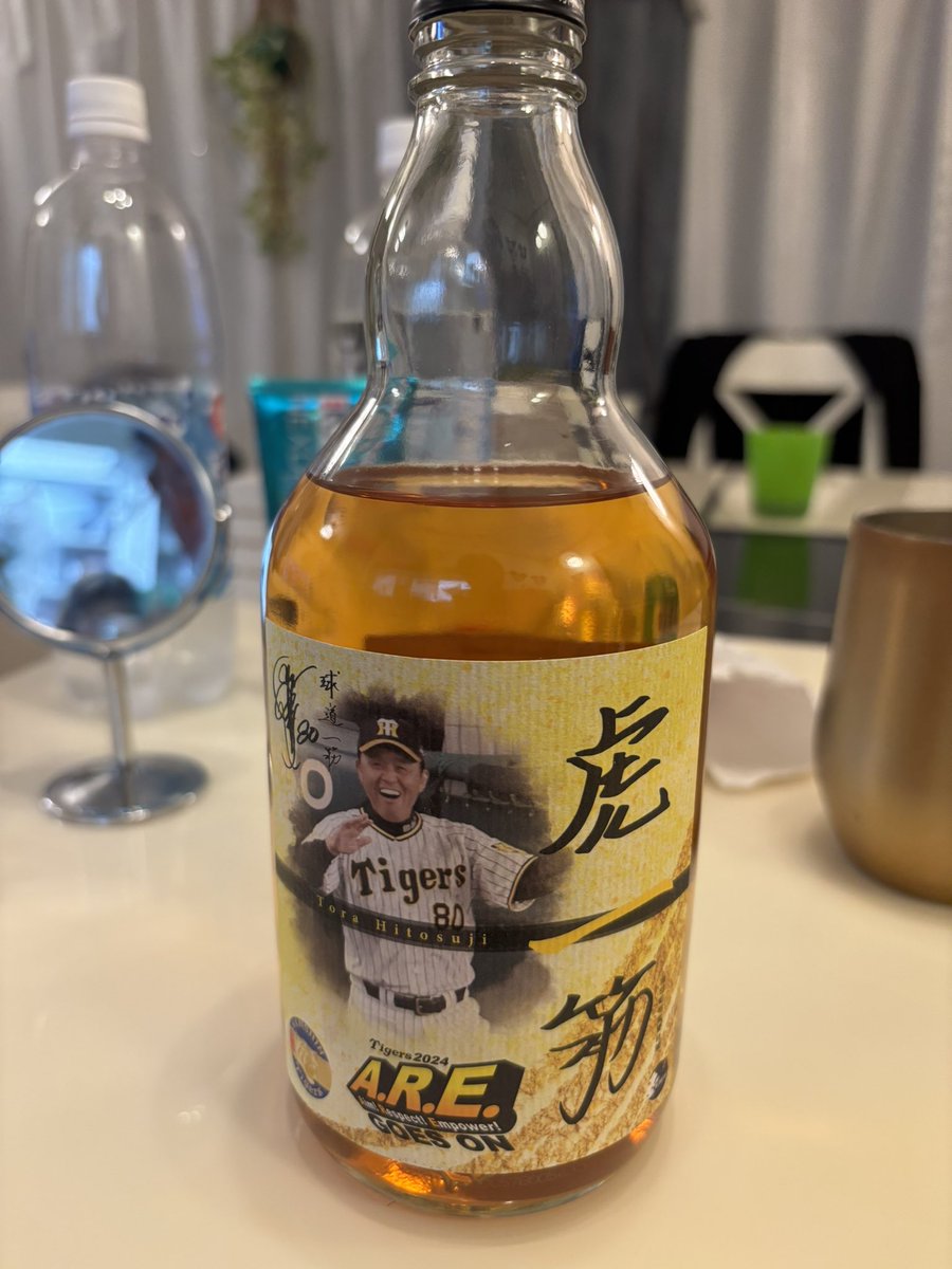 MATTDAMON1025's tweet photo. 業務スーパーで売ってたんだけど！モルトグレーンウィスキーで虎一筋(2024 阪神岡田監督限定ボトル)だって〜‼️
980円は、お買い得だよね〜⁉️ https://t.co/0P0ni5V3vq