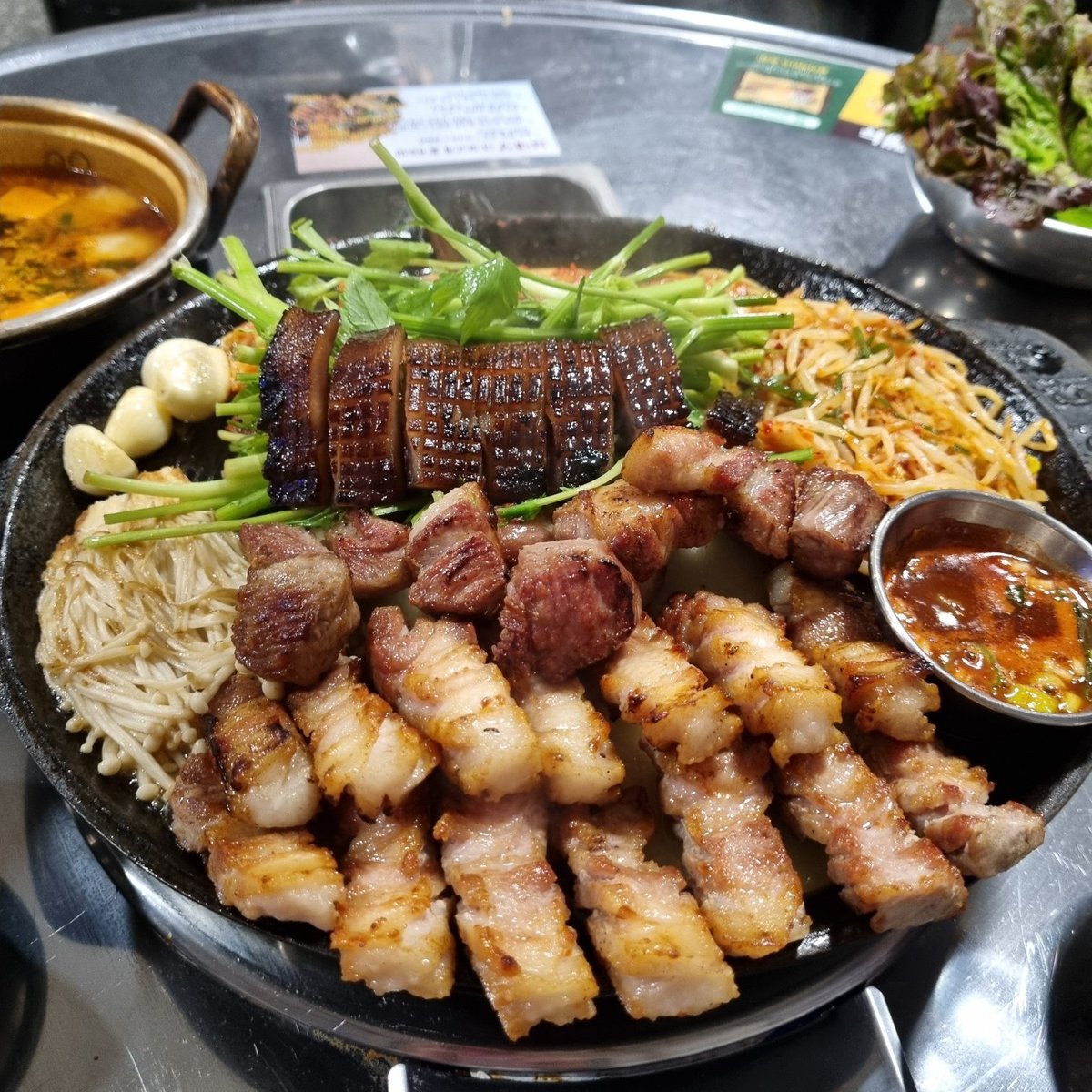 hehe2504's tweet photo. 정말 크고 예쁜 은행나무가 하나 있길래 몇 장 콕 ㅋㅋㅋ
그리고 삽겹살 맛집 
역시 사람 많은 곳은 틀리지 않았다
#비떱 #bbw #가을안녕 https://t.co/rwnKSIJoig