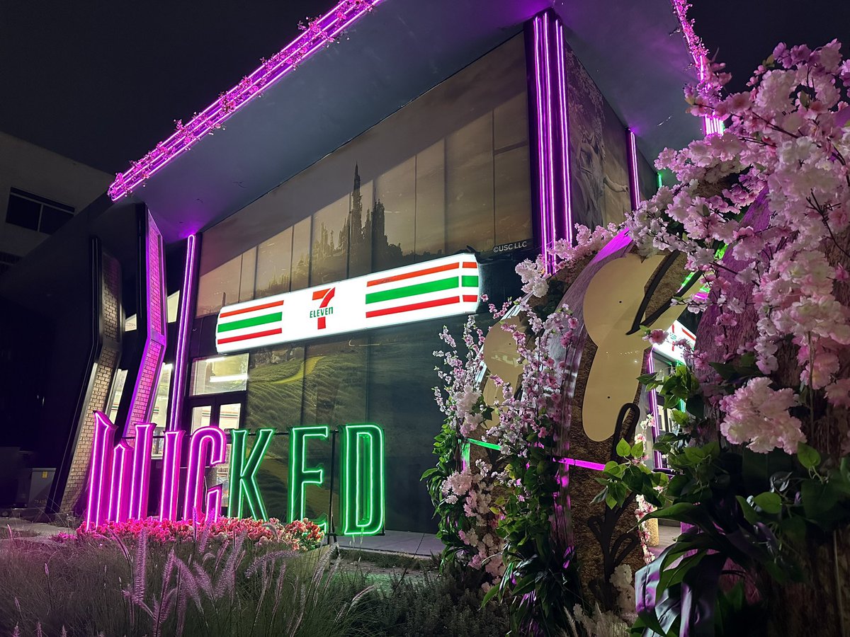 TheWickedSource's tweet image. Wicked themed 7-11 in Mexico.