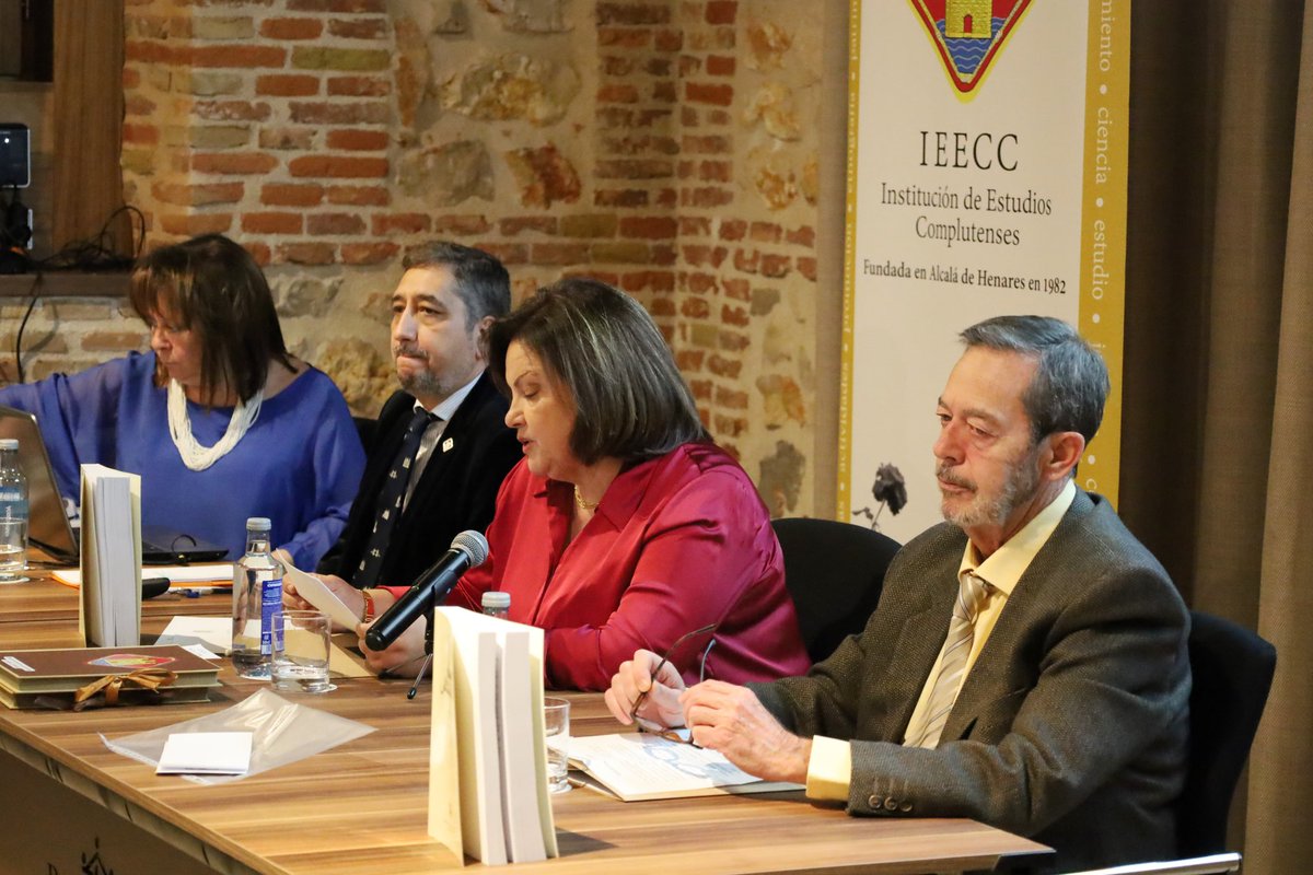 PATRIMONIO |
👥 El concejal de Patrimonio Vicente Pérez y otros miembros de la Corporación asistieron anoche a la celebración de la fiesta anual de la <a href="/IEEComplutenses/">IEECC</a> en la que se presentaron los Anales Complutenses XXXVI (2024) de la Institución, a cargo de Javier García Lledó.