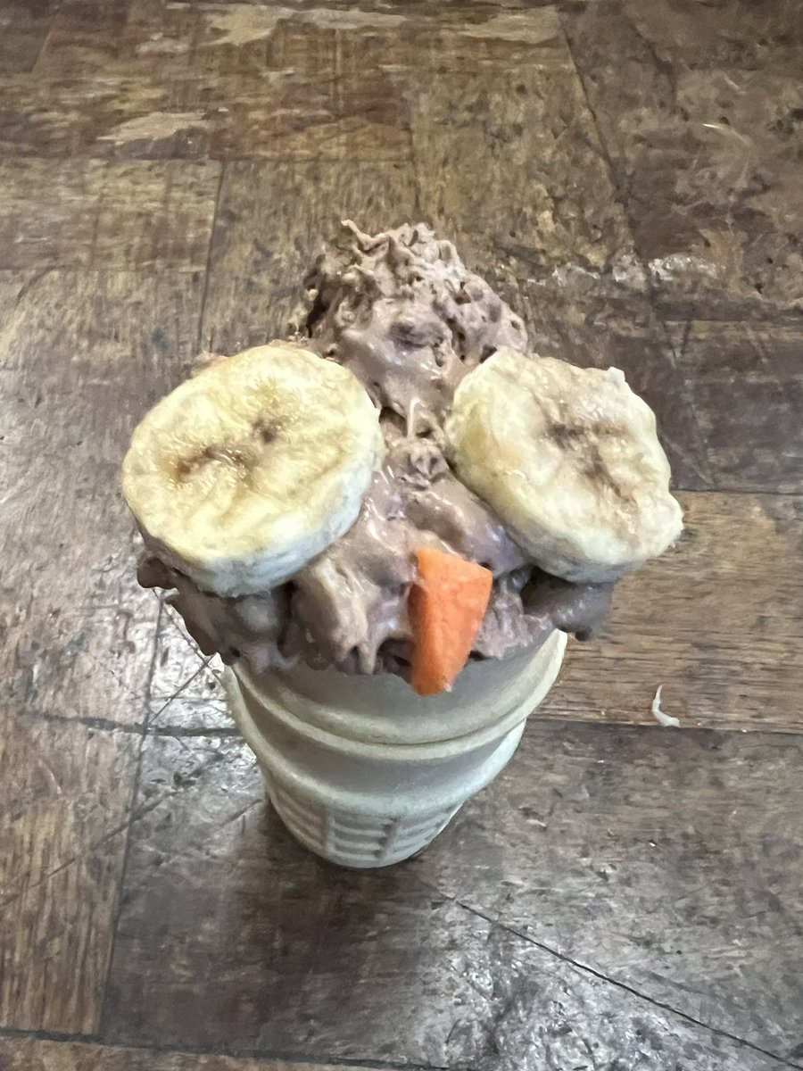 zoelaughlin's tweet image. The Kitchen Cabinet returns for a new series this morning, kicking off with a children’s special. Liquid Nitrogen icecream anyone? And can you guess with whom I dared to have afternoon tea?
#bbctkc @BBCRadio4 10:30am