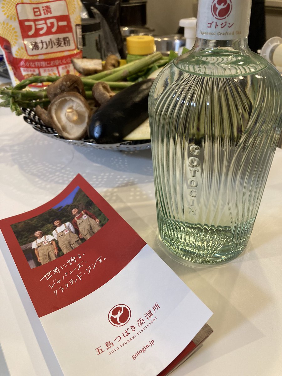 chaco261's tweet photo. 主人が長崎出張から帰宅！=5日連続ワンオペ！がお��りました〜🥹🥹🥹✨

今日はお土産のゴトジン&amp;天ぷらです。
味もブランディングも素敵なお酒。この酒瓶、よき。花瓶にします。

5日分、私の自由デーマイルがたまったので、銘酒巡りの旅計画します！ https://t.co/SOjnWz6HEF