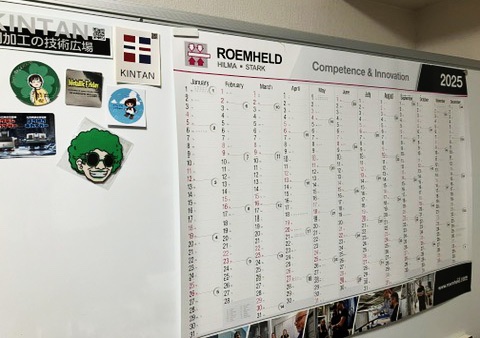 nokogiriyane's tweet photo. とりあえずホワイトボードに貼ってみる。
カレンダー壁に貼る方法考えよっと。
なんか幸せ。
#Roemheld https://t.co/NoUc7l0YBS