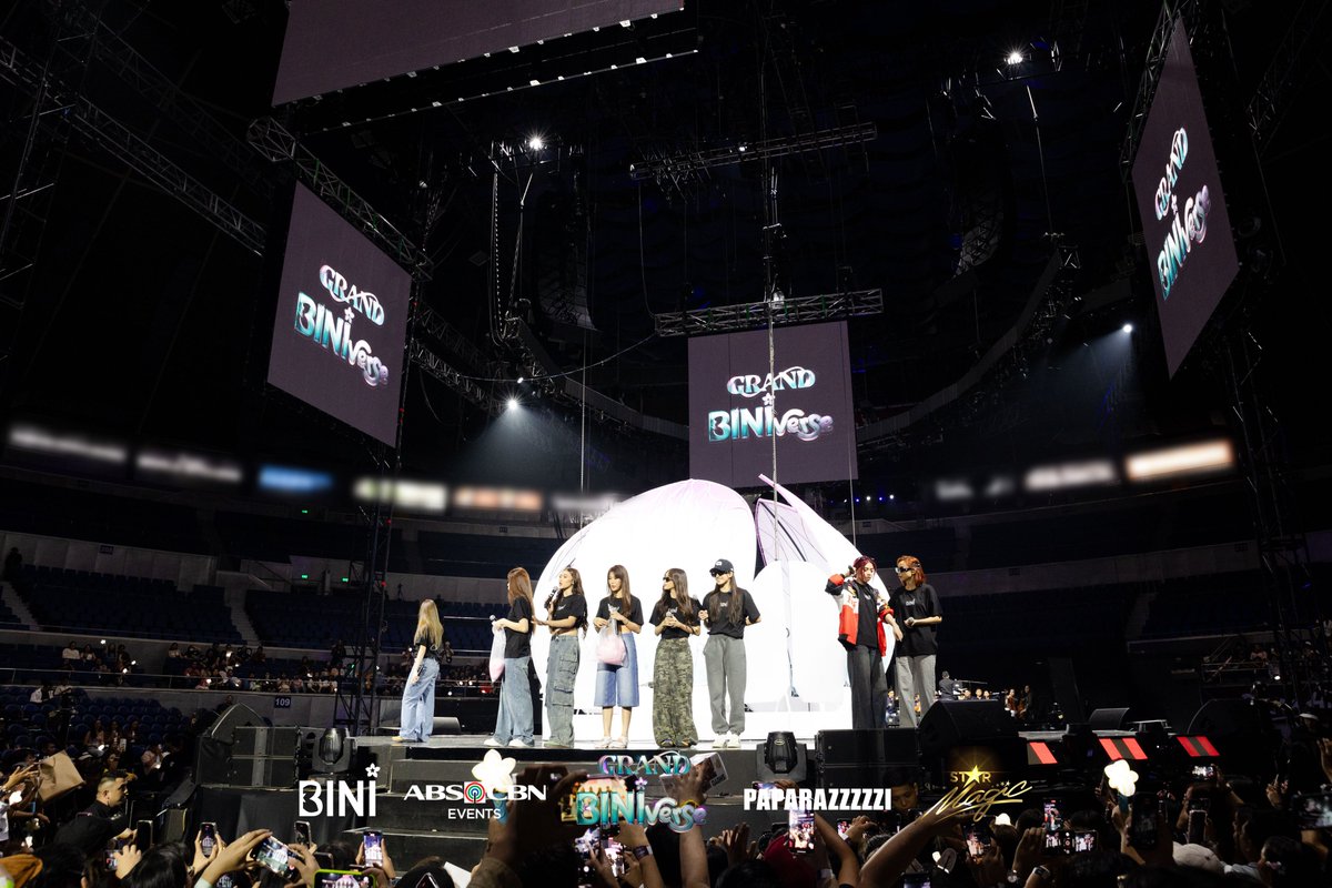 BINI_ph's tweet photo. #BINI: 🎤 Mic test, mic test para ma-experience niyo ang the best ng ✨GRAND BINIVERSE✨concert!

Excited na kayo, BL♾M? KAMI RIN!🤩

📸 @paparazzzziph
#BINIverseAraneta #GrandBINIverse #GrandBINIverseDay1 #BINI_Novemverse
#ABSCBNEvents #ABSCBNMusic #TatakStarMagic #StarMagic https://t.co/NqUWaFvQTk