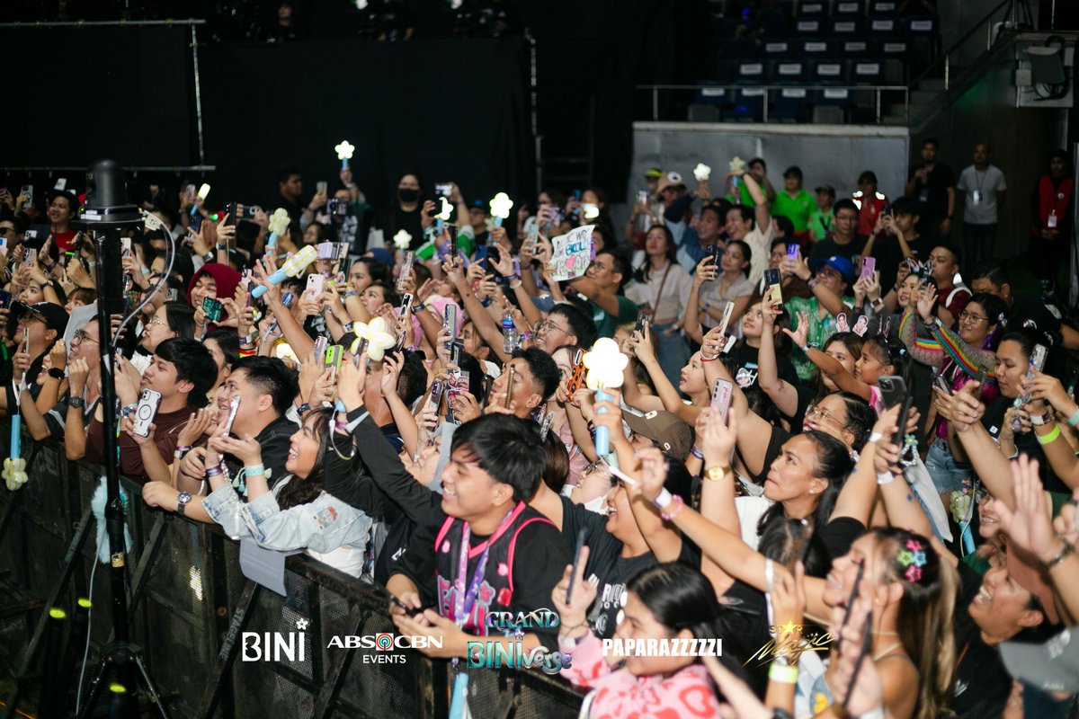 BINI_ph's tweet photo. #BINI: 🎤 Mic test, mic test para ma-experience niyo ang the best ng ✨GRAND BINIVERSE✨concert!

Excited na kayo, BL♾M? KAMI RIN!🤩

📸 @paparazzzziph
#BINIverseAraneta #GrandBINIverse #GrandBINIverseDay1 #BINI_Novemverse
#ABSCBNEvents #ABSCBNMusic #TatakStarMagic #StarMagic https://t.co/NqUWaFvQTk