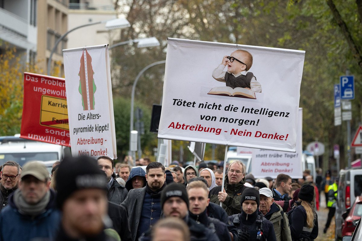 Heute wollen wieder christliche Fundamentalisten und Rechtsradikale in #Saarbrücken gegen das Selbstbestimmungsrecht von Frauen demonstrieren. Der sog. #MarschFürDasLeben soll um 11 Uhr unweit der Familienberatungstelle von #profamilia am Staden beginnen. #sb1611 1/3