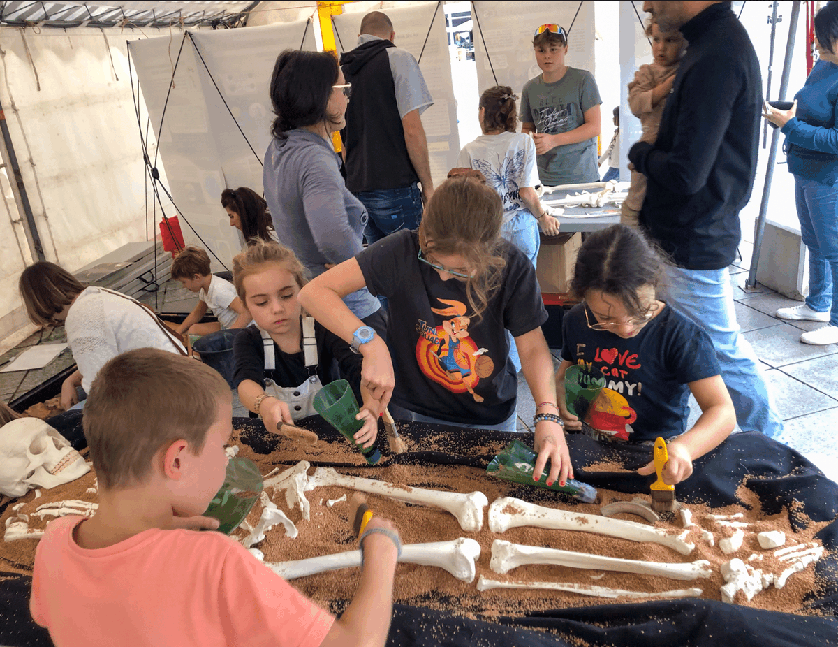 L'UPPA  et son partenaire, Lacq Odyssée / Science Odyssée, ont organisé et participé au village des sciences de Mont-de-Marsan, le samedi 5 octobre. Au programme, une dizaine de stands abordant la préhistoire ou encore l'ichtyologie. 🐡

…hosciences.nouvelle-aquitaine.science/articles/fete-…