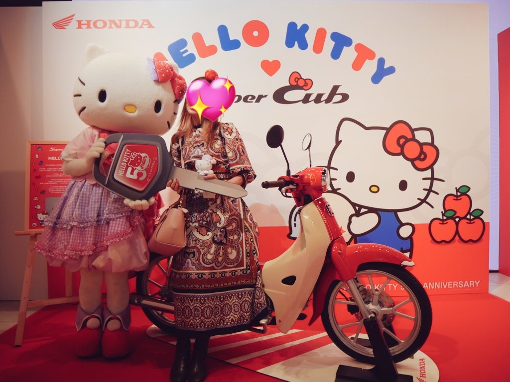 puro_sanrioland's tweet photo. 今日は渋谷サクラステージのアンアンフェスへ。キティちゃん&キティちゃんコラボのスーパーカブの撮���会に参加してきました🎀
スーパーカブのレトロなデザインにキティちゃんがマッチしててかわいいね💕
最近は毎週キティちゃんに会えてて嬉しいな😊
#hellokitty
#supercub_hellokitty #ananFES2024 https://t.co/gQJC8SoFAH