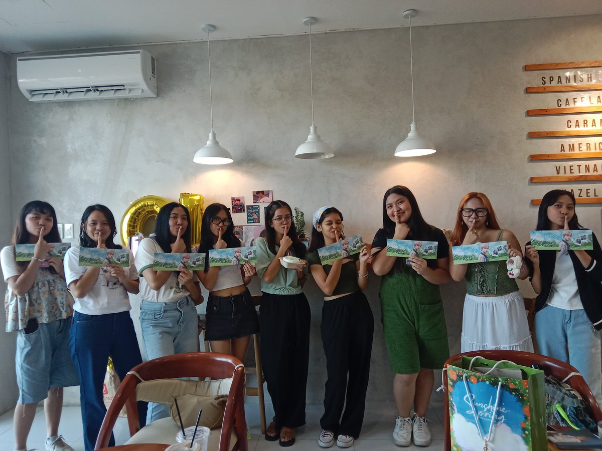alwaysforzcl's tweet photo. Thank you for coming and celebrating with us, little suns!

We hope you enjoyed it despite the inconveniences. 

Happiest birthday to our very own Zhong Chenle 🙆💫

#OurFlowerChenleDay https://t.co/6a94ZYieWH