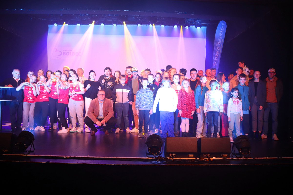 Hier soir, avait lieu la cérémonie de remise des trophées des sports.
Celle-ci a pour but de récompenser les licenciés bolbécais pour leurs résultats lors de compétitions, ainsi que les bénévoles dont la présence est indispensable au bon fonctionnement des clubs.
Félicitations !